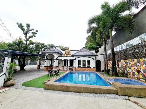 Balibago Villa | The Golden Buddha Villa