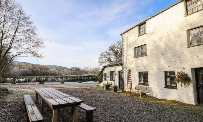 Machynlleth Cottage | THE GRANARY, family friendly, with open fire in Machynlleth