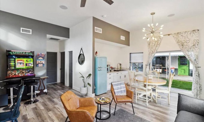 Encanto House | The Gregory: 2 Bed/1 Bath Guesthouse