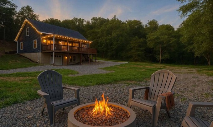 Strasburg Cabin | The Haven at Turkey Run 13-Acre Creekside Retreat w/Hot Tub, Fire Pit, Games