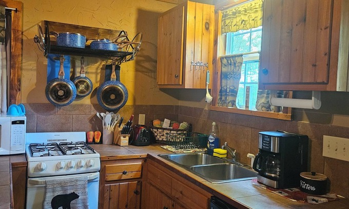 Elgin Cabin | The Honey Hut next to Big South Fork NRRA with AC, wifi, and horse stalls.