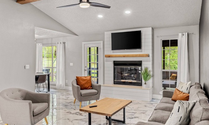 Bella Vista House | The Huntley House Location! Location! Location!