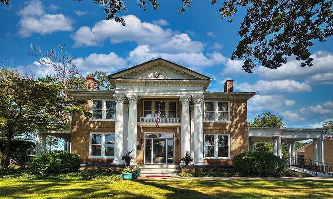 Lavonia Apartment | The Inn at Southern Oaks located in Historic Lavonia, GA, close to Lake Hartwell