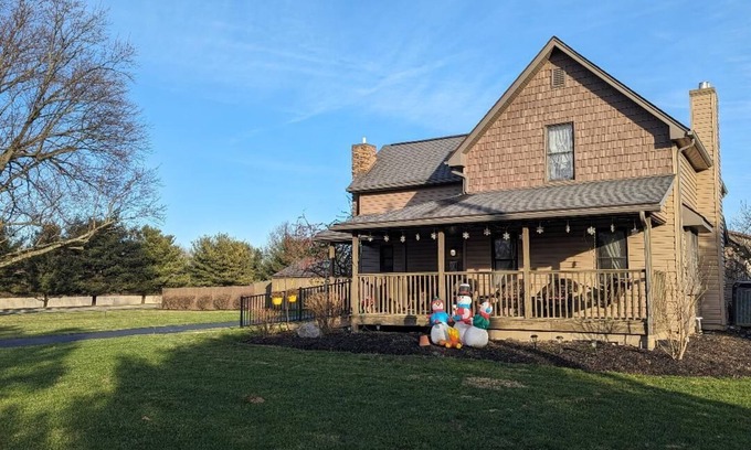 Lewis Center House | The Lazy Cat Lodge - Hot Tub - Fire Pit