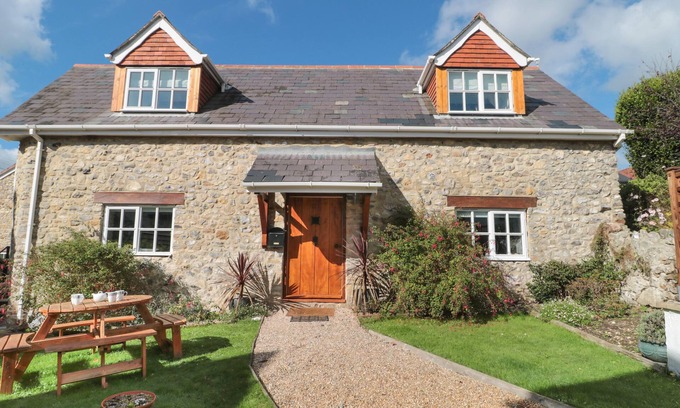 Chardstock Cottage | THE LINHAY, family friendly, with a garden in Chardstock, Devon