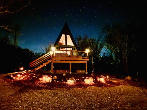 Ironton House | The Linkin, a cozy mountain cabin with King Bed