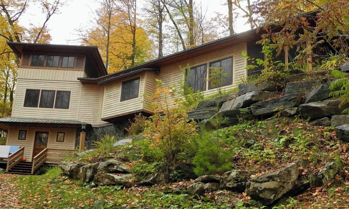 Algonquin Highlands Cottage | The little Japanese Castle on the hill. Just 17 minutes away from town