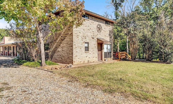 Quitman House | The Lodge. Modern comfort at Lake Fork. Full Kitchen.