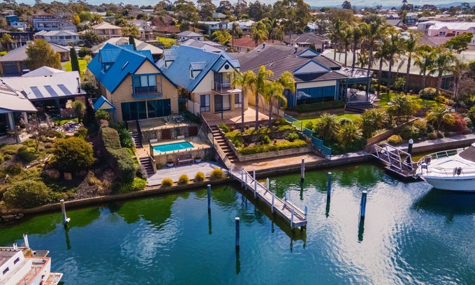 Paynesville House | The Loft - Beautiful waterfront accommodation on the canals in Paynesville.