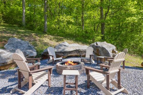 Sevierville House | The "Lost Horse" Cabin - Secluded - Pet-Friendly - One Level - Massive Yard