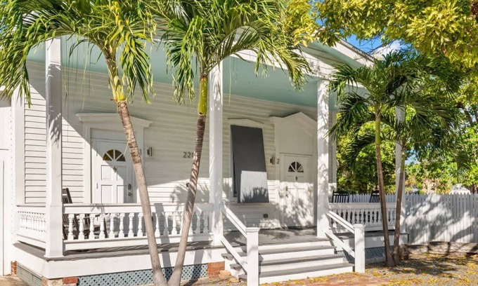 Historic Seaport House | The Mesa House by Brightwild Close to Duval