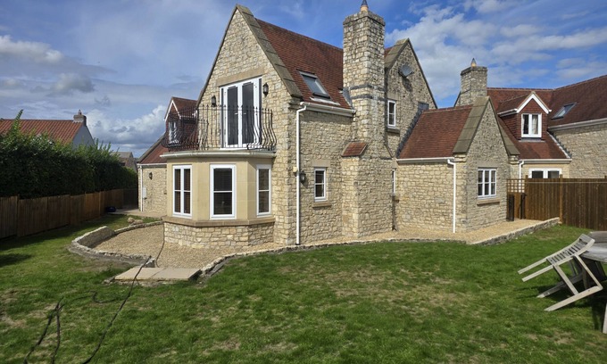Meare Cottage | THE MILL HOUSE, pet friendly, with hot tub in Glastonbury