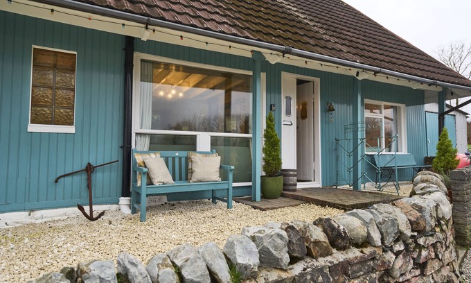 Cairndow Cottage | The Moorings, overlooking Loch Fyne - sleeps 4 guests in 2 bedrooms