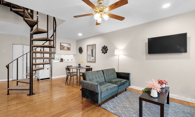 Graduate Hospital Apartment | The newly remodeled apartment offers a relaxing ambiance