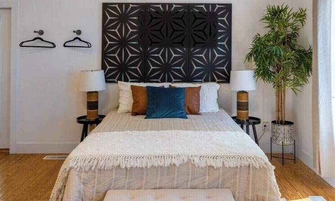 Valley Head Apartment | The Oak . A Spacious upscale King Studio Apt in Mentone