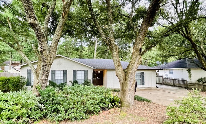 Flowood House | ⭐️The Oak House at the Rez ⛵️