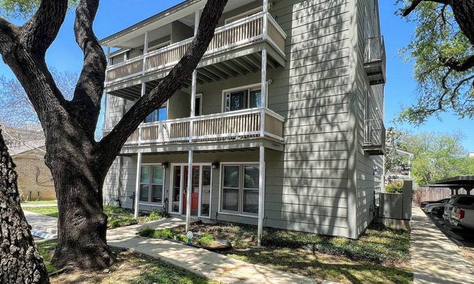 Alamo Heights Condo | The Oaks - A RE Solutions XV Short Term Rental