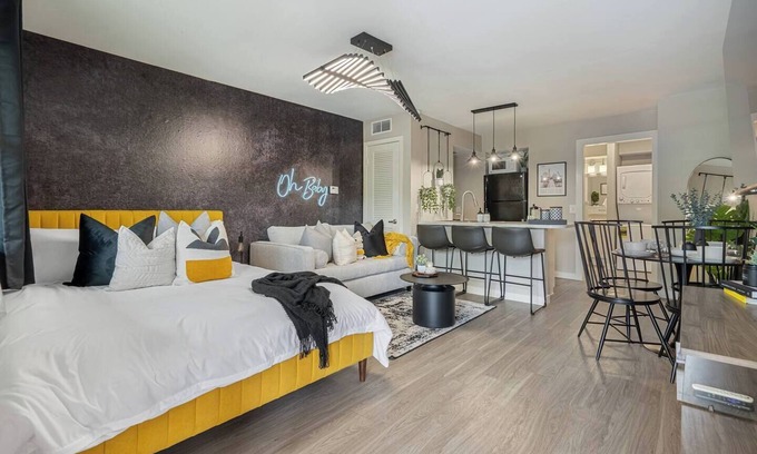 Allandale Apartment | The Ochre | Stylish Social Studio | Sleeps 5