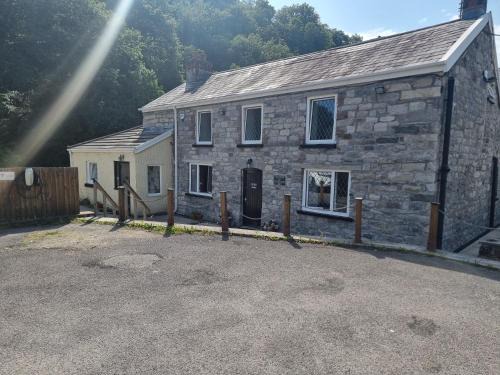 Cwm-twrch Isaf Bed & Breakfast | The Old Tredegar