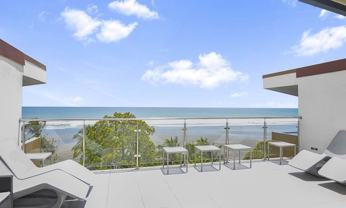 Bejuco Condo | The Palms: Beachfront Condo with AC and pools!