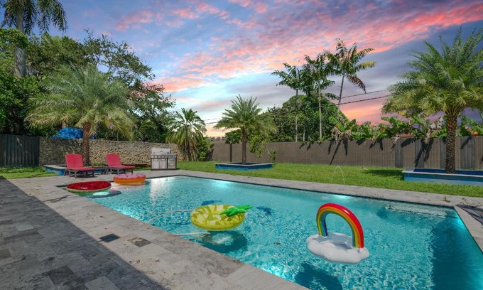 Cutler Bay House | The Palms - Pool Table, Heated Pool, Work Area & BBQ