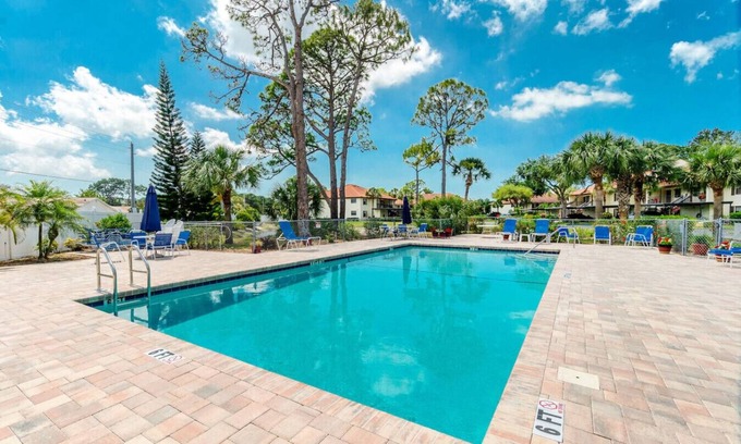 Englewood Apartment | The Pond at Pine Hollow