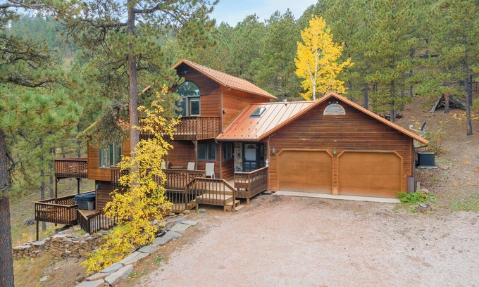 Rapid City House | The Ponderosa Secluded Cabin 5 miles to Lake Pactola! Central air! Hot tub!WIFI!