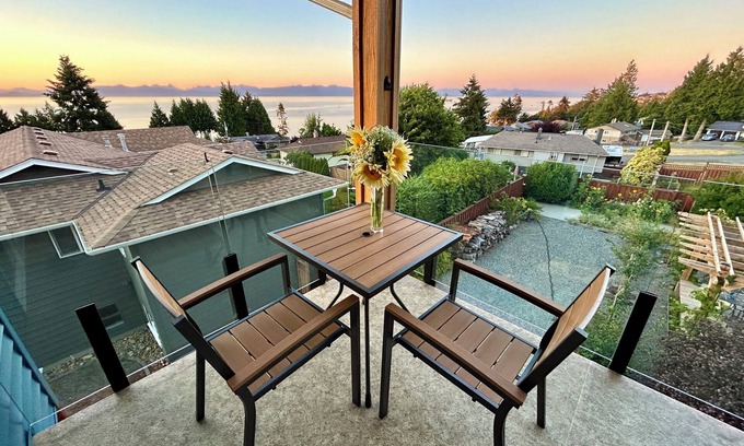 Regional District of Nanaimo Bed & Breakfast | The Raven Haven Loft w/Majestic Views and Nearby Neighbourhood Beaches