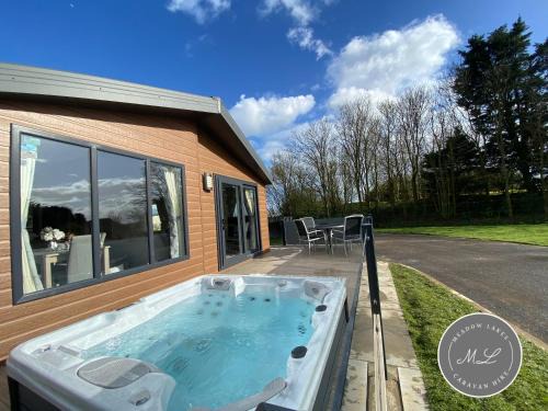 Chapel Saint Leonards House | The Retreat 1 - Hot tub Lodge, pet friendly, WiFi & bed linen- Golden Palm Resort - Meadow Lakes Caravan & Lodge Hire