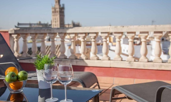 San Bartolome Apartment | The roof of Sevilla- Chic penthouse -Giralda Views