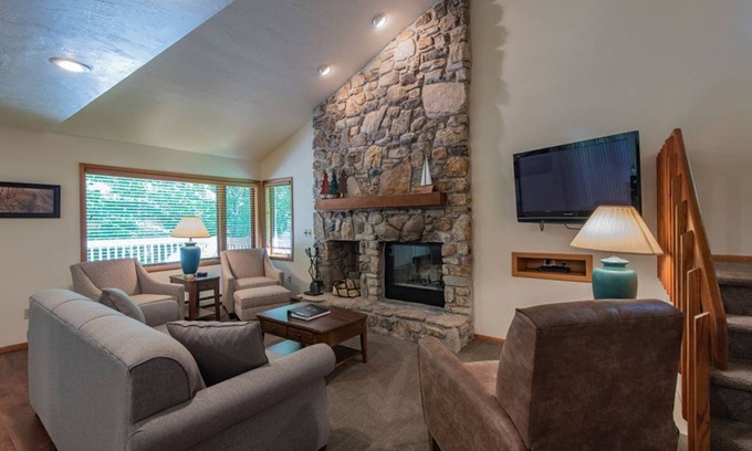 Baileys Harbor Condo | The Rushes: Elegant 2BR Condo with Lake View, Indoor Pool, & Hot Tub