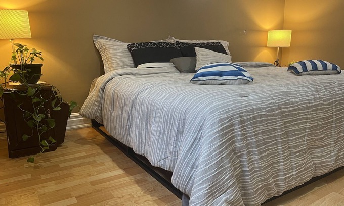 Brampton Apartment | The Rustic Barn - Urban Retreat | King bed | Pet friendly | Full apartment