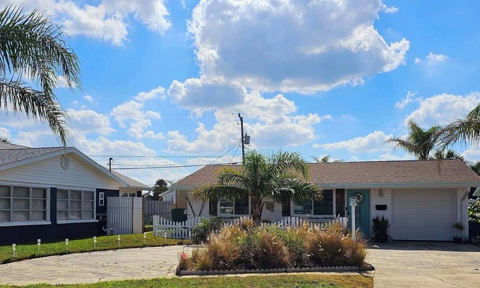 Ormond-by-the-Sea House | THE SALTY MERMAID COTTAGE, Pet Friendly, 1/2 block from the Beach