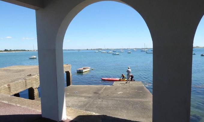 Port-Louis Apartment | The sea at your feet, the tides for clock