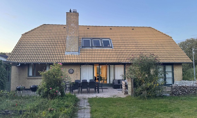 Kerteminde Municipality House | The Sunflower: 7BR, 3BA Retreat w/Garden & Parking in Munkebo