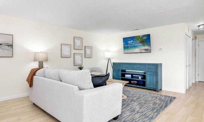 Cypress Lake Apartment | The Sunshine Suite - Ft Myers
