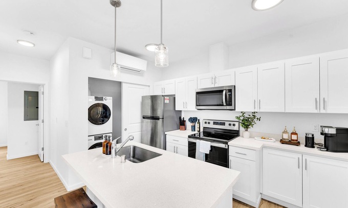 South Tacoma House | The Urban Tac: Luxe 1-Bed, 1-Bath Townhome in Tacoma - brand-new, luxurious