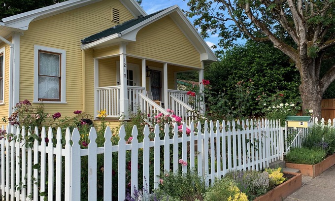 Newberg Cottage | The Valley Wine Cottage - Walk to tasting rooms and cute downtown Newberg