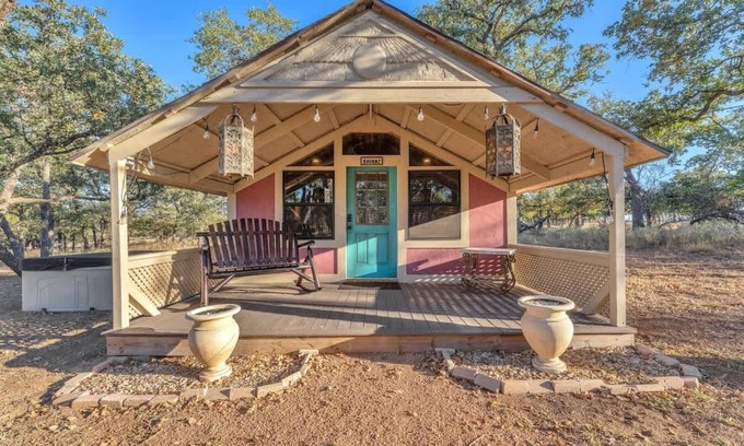 Fredericksburg House | The Vines Retreat, Hot-Tubs, Game Room, 10-Mins to Downtown!