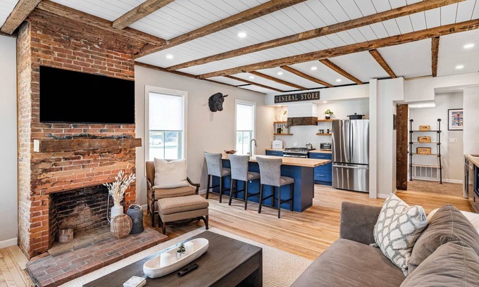 Ludlow House | The Washburn: Renovated 4-BR Home 2-Min to Okemo