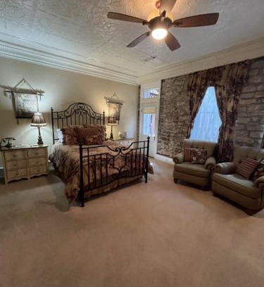 Eureka Springs Historic District Apartment | The Water Garden Suite