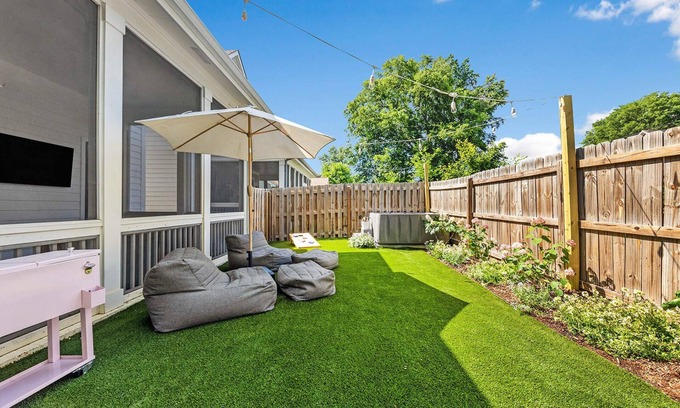 Hope Gardens House | The White House - Hot Tub + 1.2 miles to Broadway.