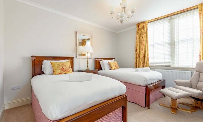 St. Andrews Ski Chalet | The Windmill Room | 1 min to Old Course