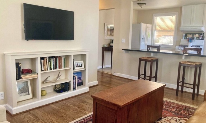 Woodbine House | The Woodbright - Cozy Digs - Easy Access to City - Pet Friendly