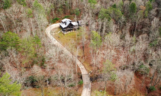 Cherry Log Ski Chalet | This chalet is luxury and mountain charm all wrapped up in one