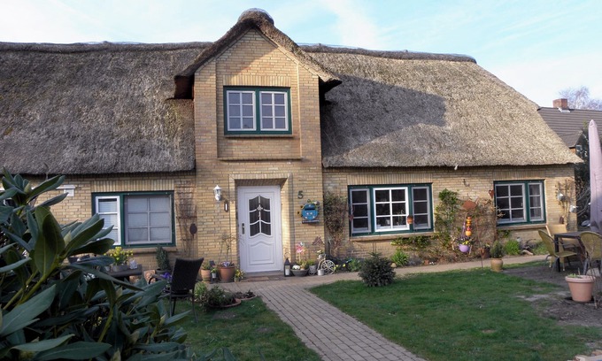 Ostenfeld Apartment | This holiday village pond in Reetdachhaus Ostenfeld/Husum