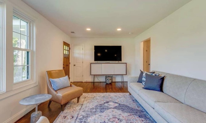 Madison House | This house is a 3 bedroom(s), 2 bathrooms, located in Nashville, TN.