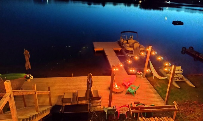 Custer Cottage | This spacious cottage with a hot tub is the perfect spot for a family vacation.