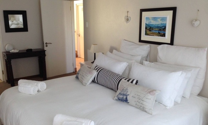 Kleinmond House | Three-Bedroom Holiday House - Picolla Bocca Villa