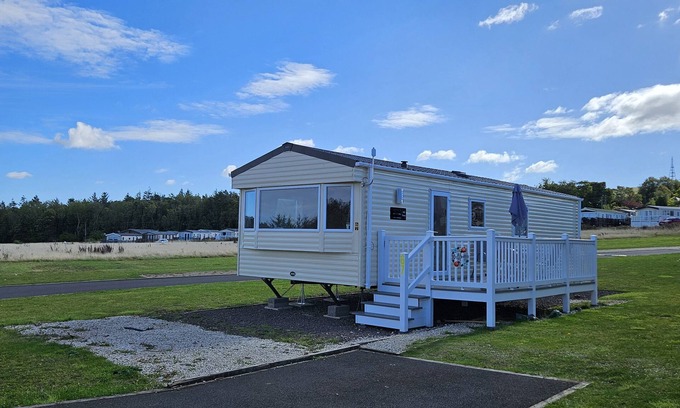 Dunbar Cottage | THURSTON MANOR CARAVAN PARK, PONY MEADOW, with a garden in Dunbar